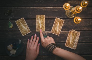 Fortune teller Resepsiyon Masa artalanını Tarot kartlar. Futune okuma kavramı. Kehanet.