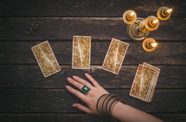 Fortune teller Resepsiyon Masa artalanını Tarot kartlar. Futune okuma kavramı. Kehanet.