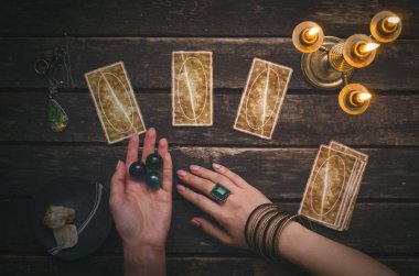 Fortune teller Resepsiyon Masa artalanını Tarot kartlar. Futune okuma kavramı. Kehanet.