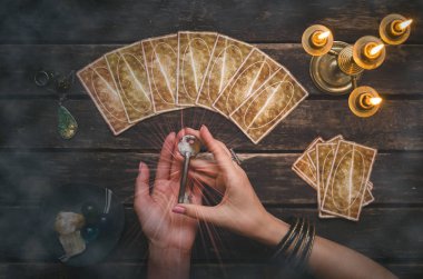 Fortune teller Resepsiyon Masa artalanını Tarot kartlar. Kader sırlarını sihirli anahtarı. Futune okuma kavramı. Kehanet.