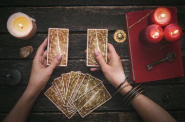 Fortune teller Resepsiyon Masa artalanını Tarot kartlar. Futune okuma kavramı. Kehanet.