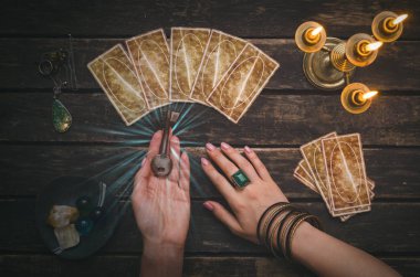 Fortune teller Resepsiyon Masa artalanını Tarot kartlar. Kader sırlarını sihirli anahtarı. Futune okuma kavramı. Kehanet.