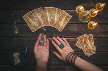 Fortune teller Resepsiyon Masa artalanını Tarot kartlar. Kader sırlarını sihirli anahtarı. Futune okuma kavramı. Kehanet.