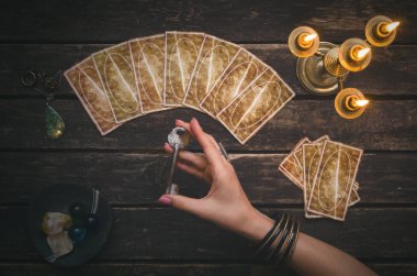 Fortune teller Resepsiyon Masa artalanını Tarot kartlar. Kader sırlarını sihirli anahtarı. Futune okuma kavramı. Kehanet.