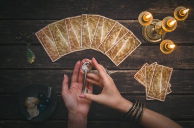 Fortune teller Resepsiyon Masa artalanını Tarot kartlar. Kader sırlarını sihirli anahtarı. Futune okuma kavramı. Kehanet.