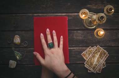 Fortune teller tablo arka plan üzerinde kitap magic ve tarot kartları. Futune okuma kavramı. Kehanet.