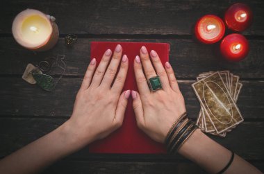 Fortune teller tablo arka plan üzerinde kitap magic ve tarot kartları. Futune okuma kavramı. Kehanet.