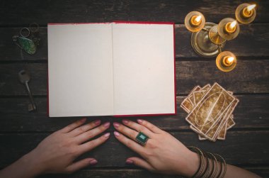 Fortune teller tablo arka plan üzerine açık kitap büyü boş sayfalar ve tarot kartları ile. Futune okuma kavramı. Kehanet.