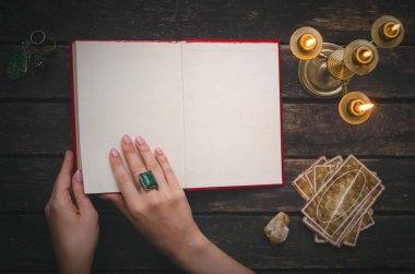 Fortune teller tablo arka plan üzerine açık kitap büyü boş sayfalar ve tarot kartları ile. Futune okuma kavramı. Kehanet.