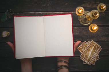 Fortune teller tablo arka plan üzerine açık kitap büyü boş sayfalar ve tarot kartları ile. Futune okuma kavramı. Kehanet.