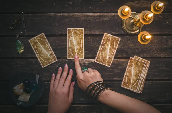 Fortune Teller Resepsiyon Masa Artalanını Tarot Kartlar Futune Okuma Kavramı — Stok fotoğraf