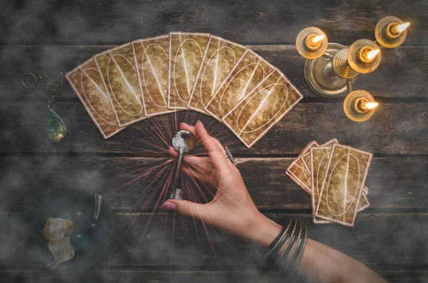 Fortune teller Resepsiyon Masa artalanını Tarot kartlar. Kader sırlarını sihirli anahtarı. Futune okuma kavramı. Kehanet.