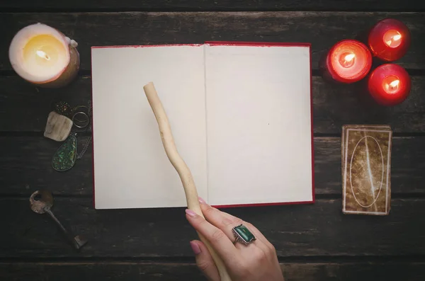 Livro Aberto Magia Com Páginas Branco Cartas Tarô Fundo Mesa — Fotografia de Stock