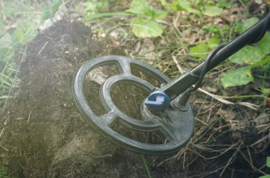 Metal dedektörü. Hazine avcılık kavramı. Antik kalıntıları aramada.