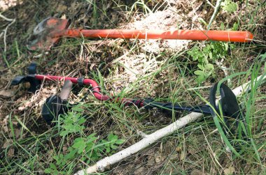 Metal dedektörü ve ormandaki yere kürek. Hazine avcılık kavramı. Antik kalıntıları aramada.