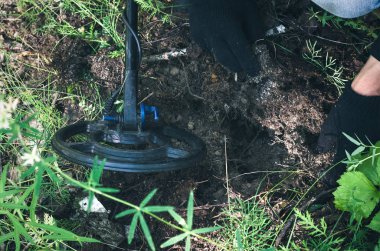 Metal dedektörü ve sikke bulucu. Hazine avcılık kavramı. Antik kalıntıları aramada.