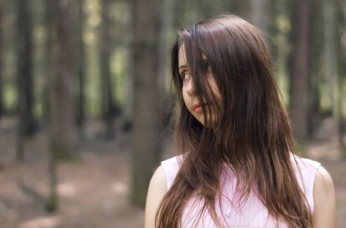 Dalgın kadın ormanda poz.