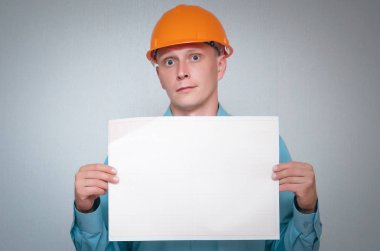 Ciddi Oluşturucusu çalışan adam boş proje taslaklar üzerinde gri arka plan izole elinde tutuyor.