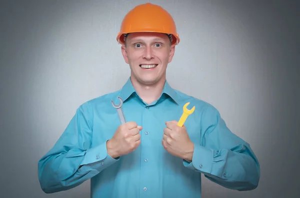 Glücklich Bauarbeiter Mit Schraubenschlüssel Werkzeug Den Händen Isoliert Auf Grauem — Stockfoto