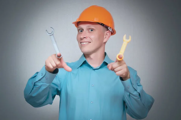 Glücklich Bauarbeiter Mit Schraubenschlüssel Werkzeug Den Händen Isoliert Auf Grauem — Stockfoto