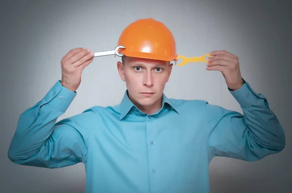 Bauarbeiter Mann Mit Schraubenschlüssel Den Händen Und Harter Mütze Auf — Stockfoto