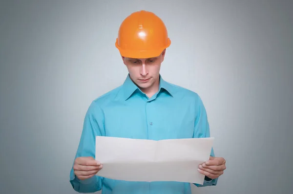 Feliz Construtor Trabalhador Construção Está Segurando Mão Plano Rascunho Documento — Fotografia de Stock