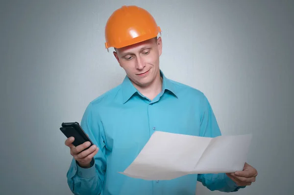 Construtor Trabalhador Construção Com Telefone Móvel Está Segurando Mão Plano — Fotografia de Stock
