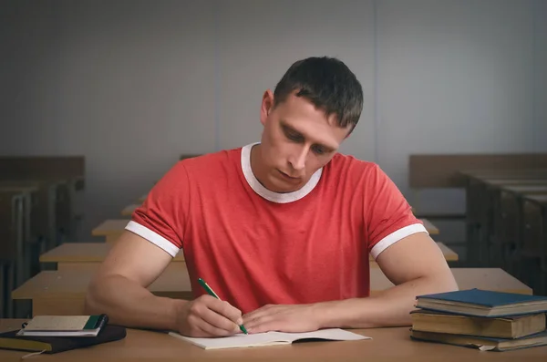 Σοβαρό Σπουδαστή Αγόρι Γράφει Μία Διάλεξη Εξετάσεις Εργασίας Στο Βιβλίο — Φωτογραφία Αρχείου