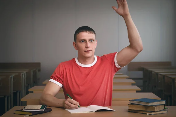Studenten Att Höja Sin Hand Och Vill Svara Lärarens Fråga — Stockfoto