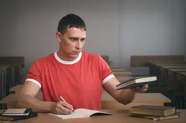 Étudiant Sérieux Lit Manuel Assis Dans Salle Classe École — Photo