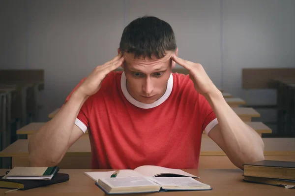 Fatigué Étudier Étudiant Est Assis Près Bureau École — Photo