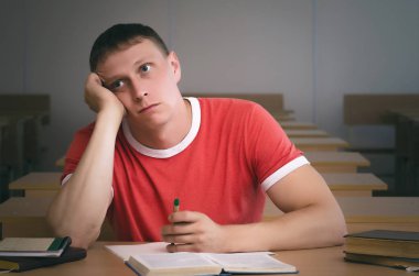 Çalışma gelen yorgun bir öğrenci çocuk okul resepsiyon tarafından oturuyor.