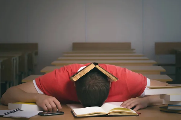 Cansado Estudar Estudante Está Sentado Lado Mesa Escola — Fotografia de Stock