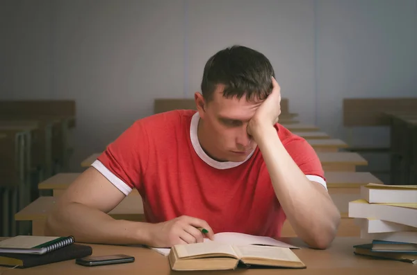 Cansado Estudar Estudante Está Sentado Lado Mesa Escola — Fotografia de Stock