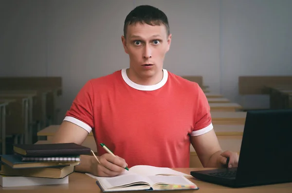 Verbaasd Student Jongen Zitten Bij Receptie Van School — Stockfoto