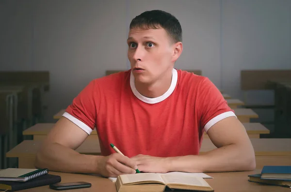 Verblüffter Schüler Sitzt Der Schulbank — Stockfoto