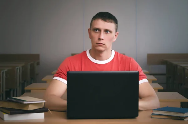 Serieuze Student Jongen Schrijven Een Lezing Zijn Laptopcomputer — Stockfoto