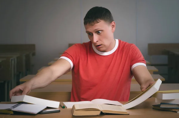 Schüler Versucht Hastig Sich Auf Eine Antwort Auf Die Lehrerfrage — Stockfoto