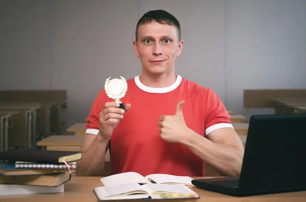 Étudiant Diplômé Avec Trophée Médaille Main Est Assis Près Bureau — Photo