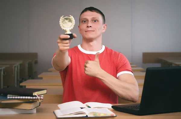 Étudiant Diplômé Avec Trophée Médaille Main Est Assis Près Bureau — Photo