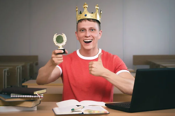 Der Erfolgreiche Student Mit Der Goldenen Medaille Der Hand Sitzt — Stockfoto