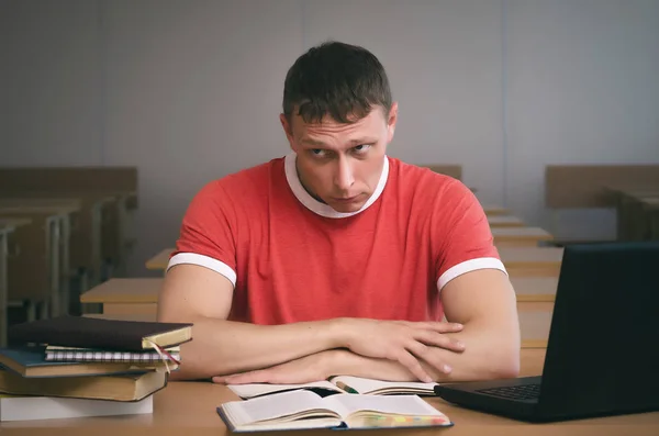 Student Zit Aan Tafel Zoek Naar Excuses Voor Het Niet — Stockfoto