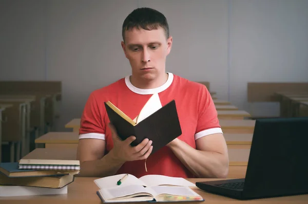 Étudiant Sérieux Garçon Lit Manuel Assis Dans Classe École — Photo