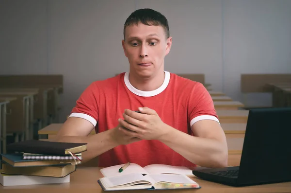 Chat Étudiant Par Téléphone Portable Sur Conférence Dans Salle Classe — Photo