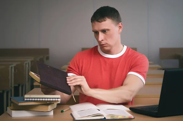 Estudiante Serio Está Leyendo Libro Texto Sentado Aula Escuela —  Fotos de Stock