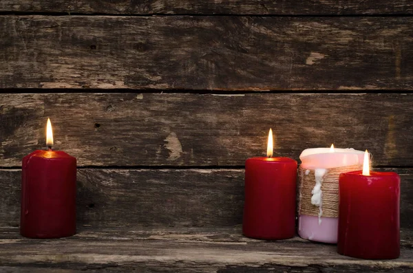 Brandende Kaars Leeftijd Houten Tafel Achtergrond — Stockfoto