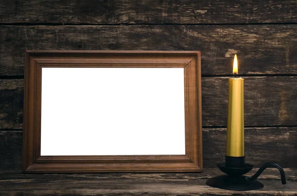 Leerer Fotorahmen Und Brennende Kerze Auf Gealtertem Holztischhintergrund — Stockfoto