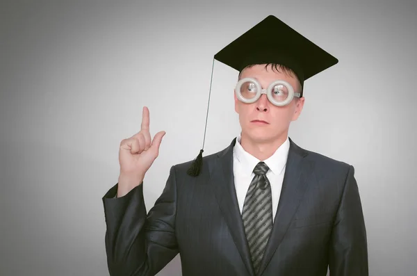 Nachdenklicher Doktorand Denkt Der Mütze Isoliert Auf Grauem Hintergrund Bildungskonzept — Stockfoto