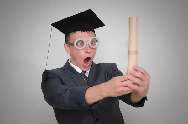 Ein Begeisterter Diplomstudent Mütze Mit Diplom Auf Grauem Hintergrund Bildungskonzept — Stockfoto