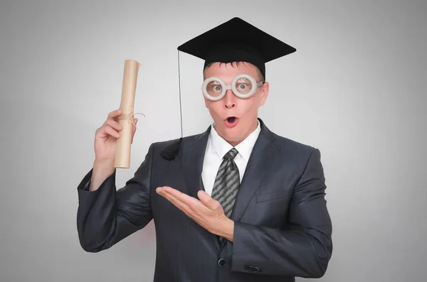 Ein Begeisterter Diplomstudent Mütze Mit Diplom Auf Grauem Hintergrund Bildungskonzept — Stockfoto